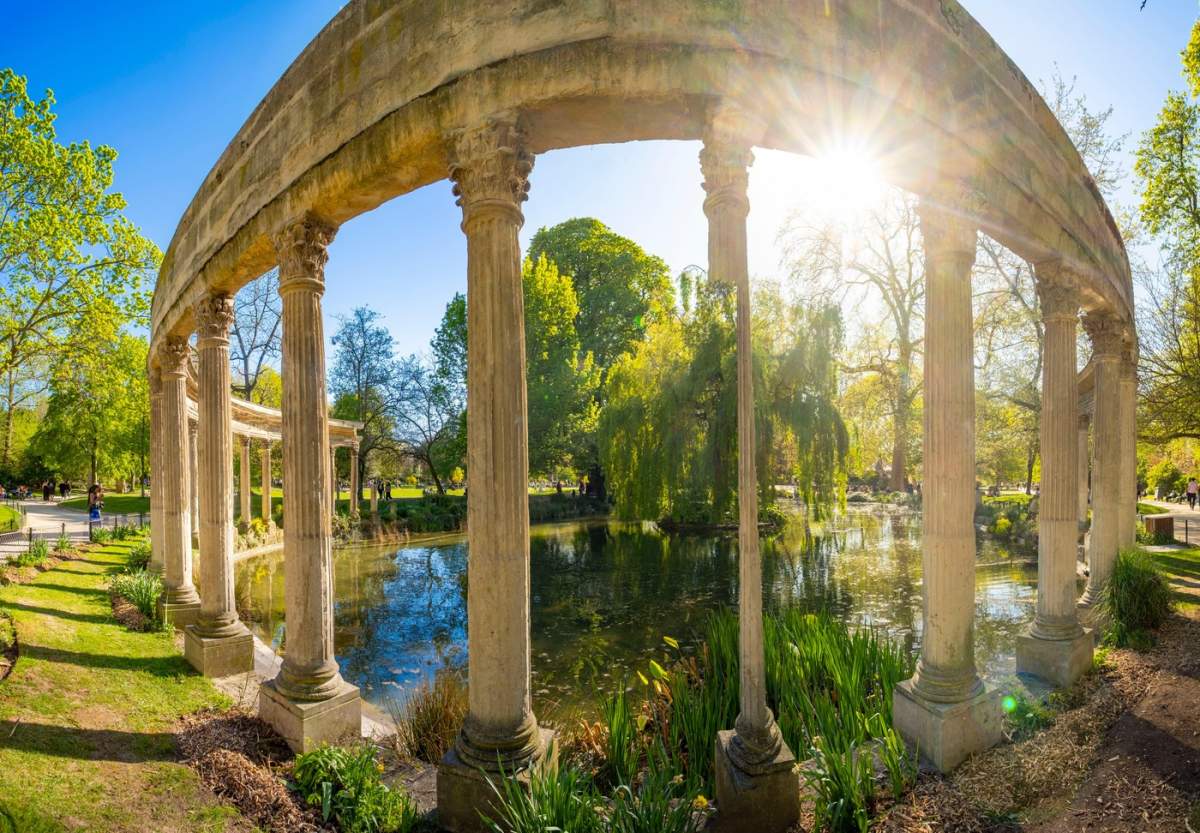 Parc Monceau, Naumachia, bazin oval mărginit de o colonadă corintică