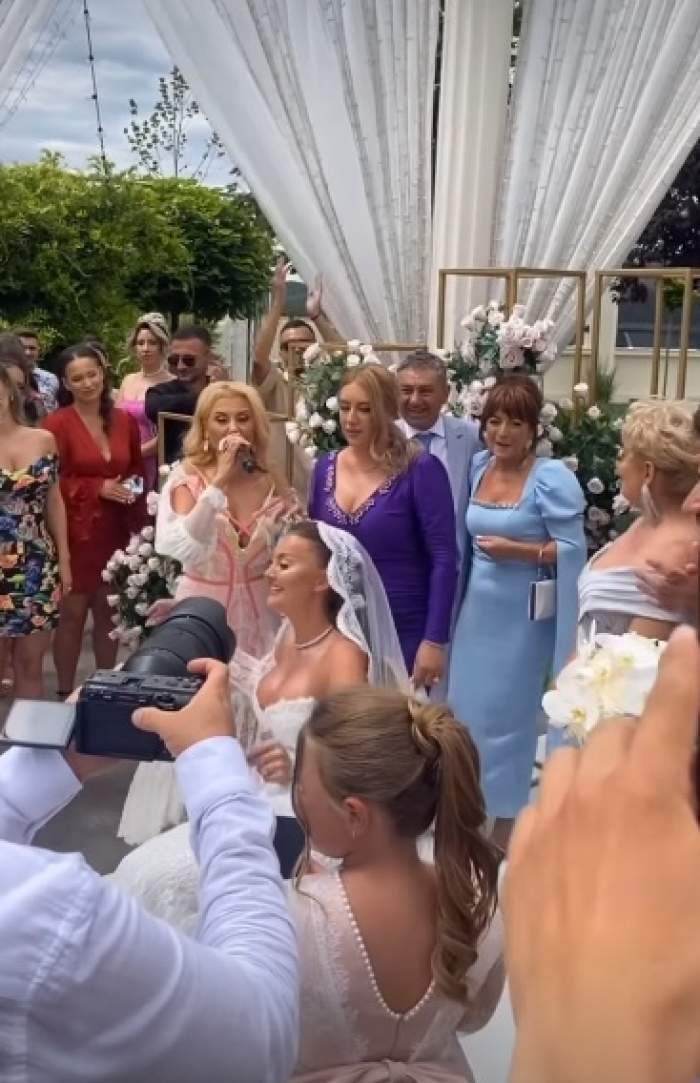 Artistă de muzică populară, nuntă cu fast! Emilia Ghinescu și Marcela Fota au fost alături de mireasă | FOTO