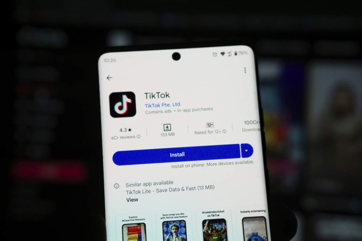Ecranul de instalare a aplicației TikTok în Magazinul Play
