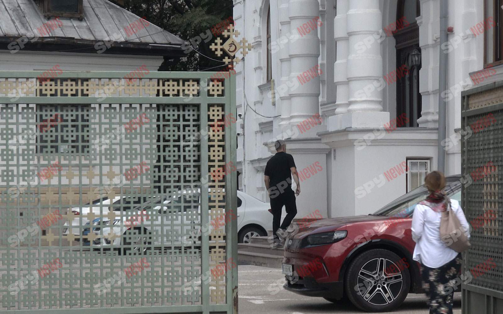 Cezar Ionașcu studiază despre cum să nu păcătuiești, dar cade în ispită foarte ușor! Cum l-au surprins paparazzii Spynews.ro | PAPARAZZI