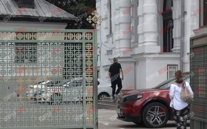 Cezar Ionașcu studiază despre cum să nu păcătuiești, dar cade în ispită foarte ușor! Cum l-au surprins paparazzii Spynews.ro | PAPARAZZI