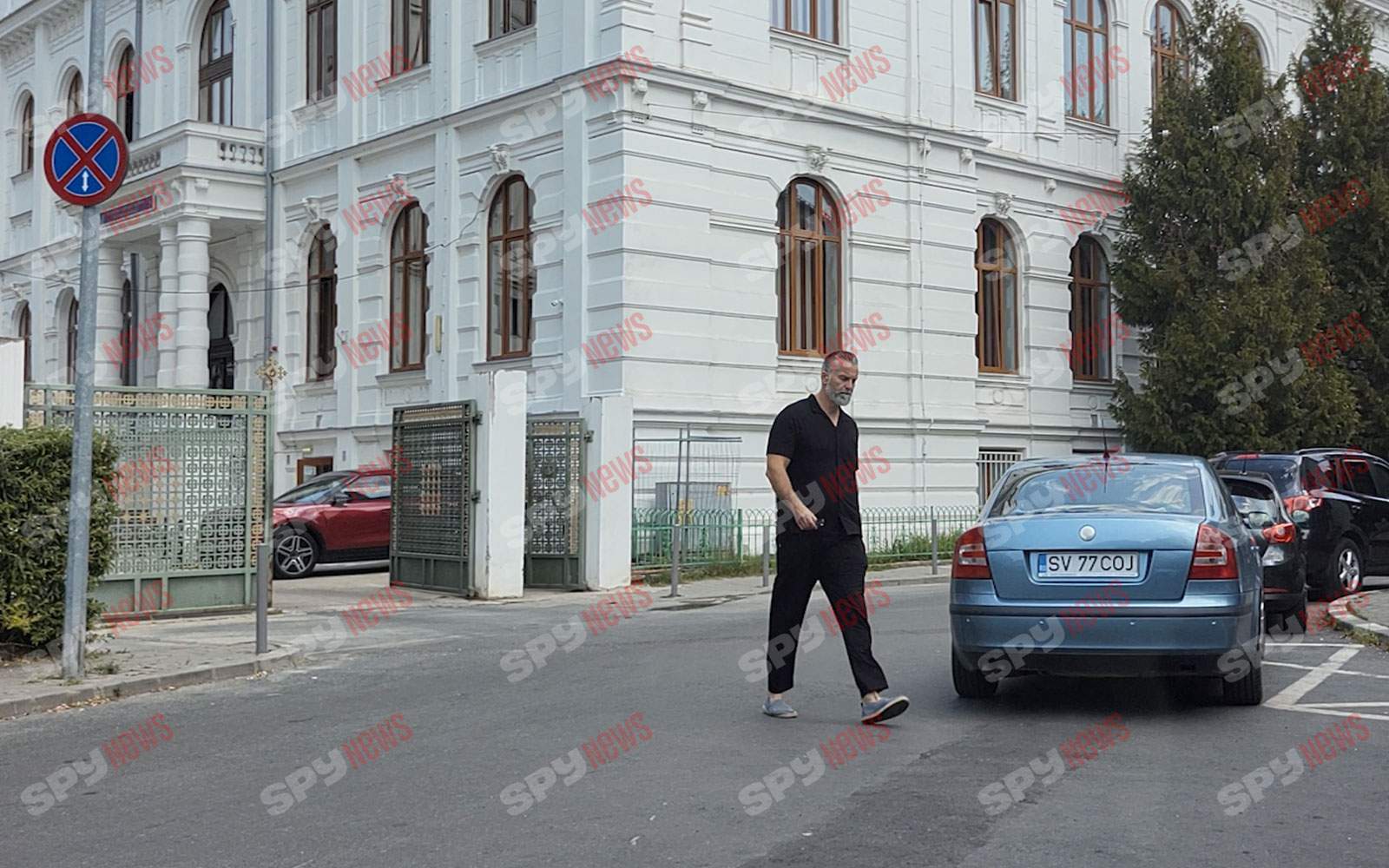 Cezar Ionașcu studiază despre cum să nu păcătuiești, dar cade în ispită foarte ușor! Cum l-au surprins paparazzii Spynews.ro | PAPARAZZI