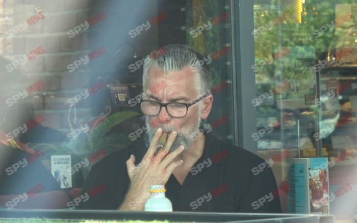 Cezar Ionașcu studiază despre cum să nu păcătuiești, dar cade în ispită foarte ușor! Cum l-au surprins paparazzii Spynews.ro | PAPARAZZI