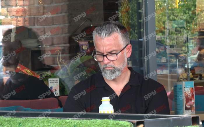 Cezar Ionașcu studiază despre cum să nu păcătuiești, dar cade în ispită foarte ușor! Cum l-au surprins paparazzii Spynews.ro | PAPARAZZI