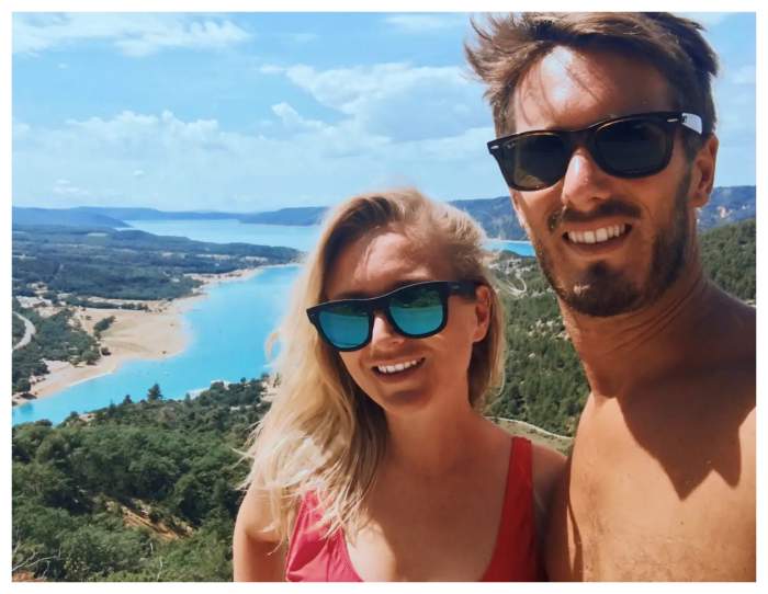 Povestea cuplului londonez care a renunțat la carierele de succes din Marea Britanie pentru a locui pe Riviera Franceză. De ce au luat această decizie