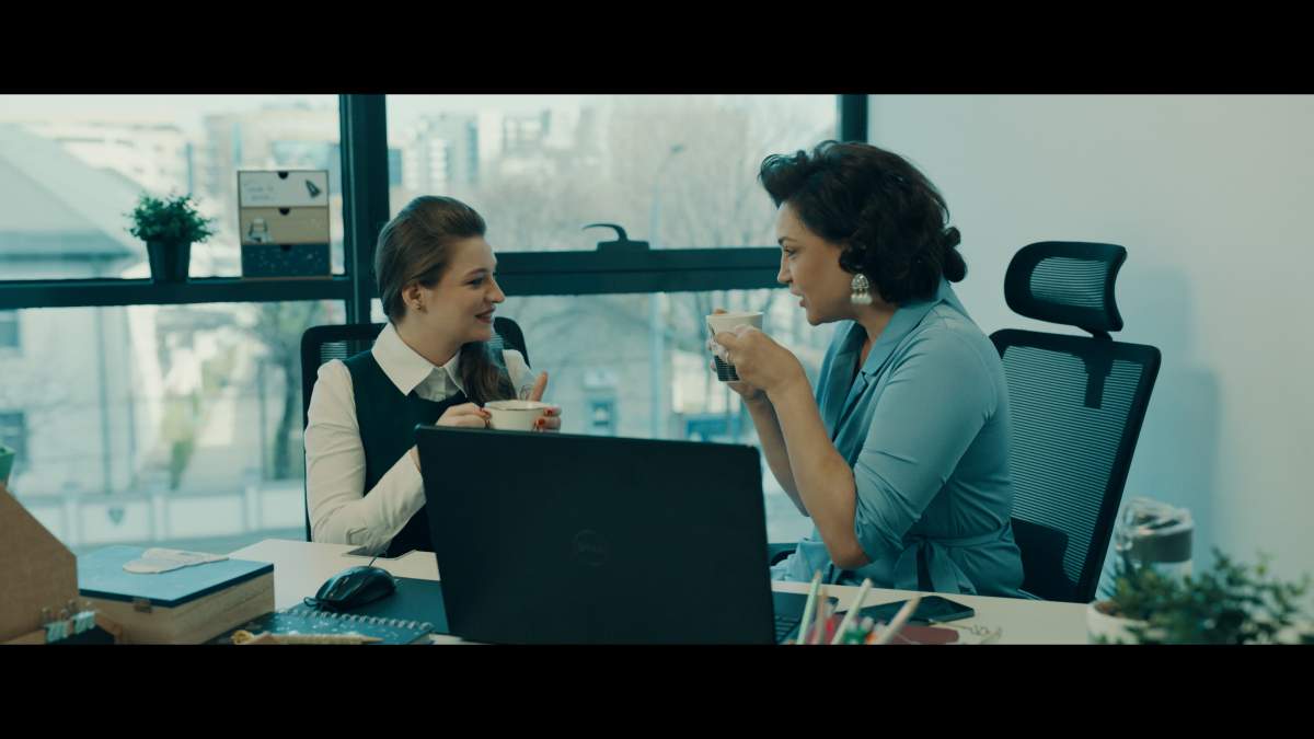 Patru din zece oameni suferă zilnic de stres din cauza job-ului. Filmul „Cine nu e gata” pune burnout-ul pe marele ecran, din 16 iulie