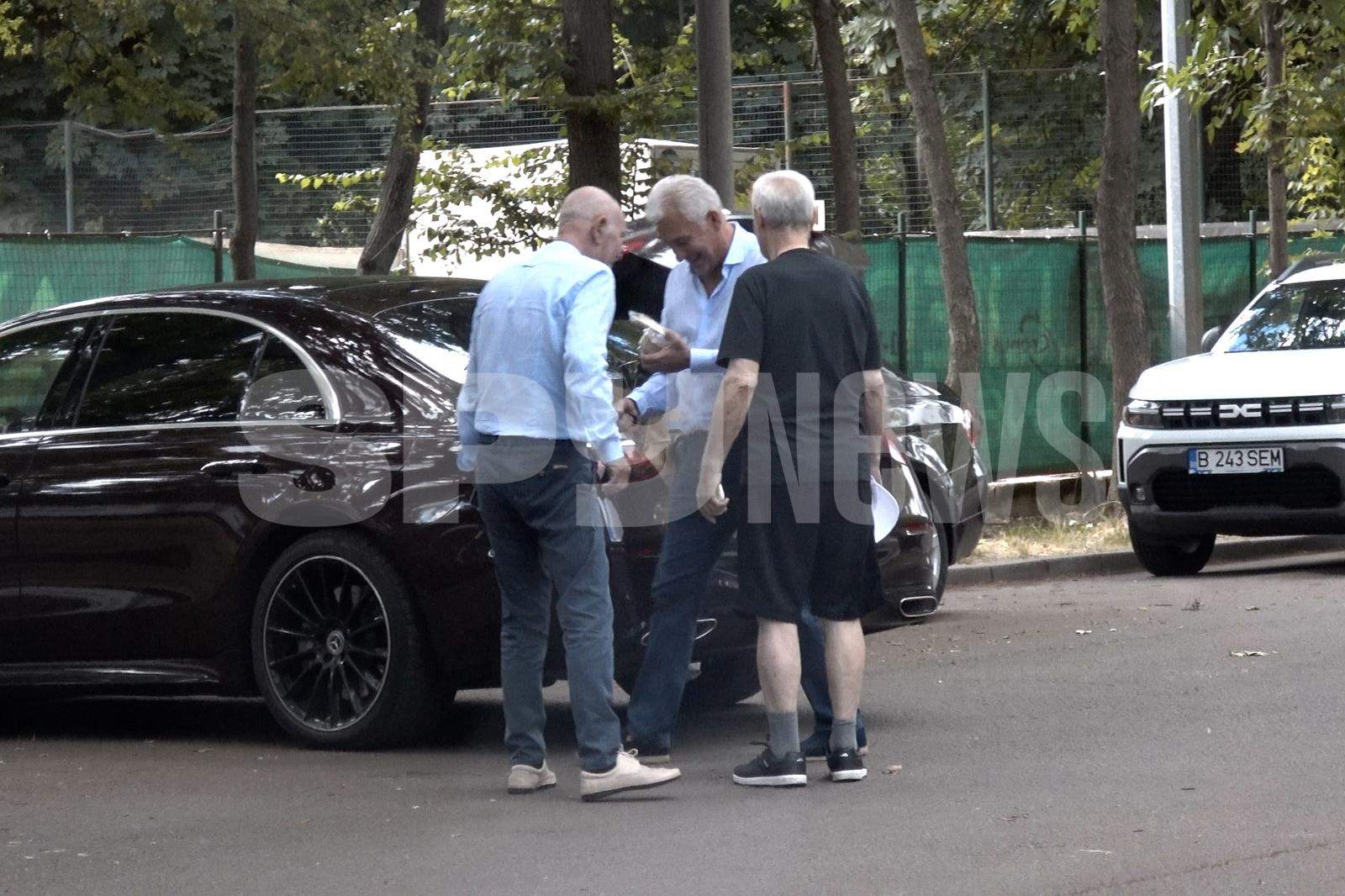 Adriean Videanu, ipostază rară! Politicianul face orice ca să își distreze nepoții | PAPARAZZI