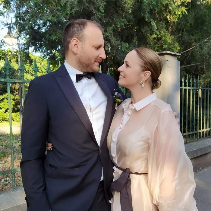 Andreea Mari și Adrian Brîncoveanu se privesc