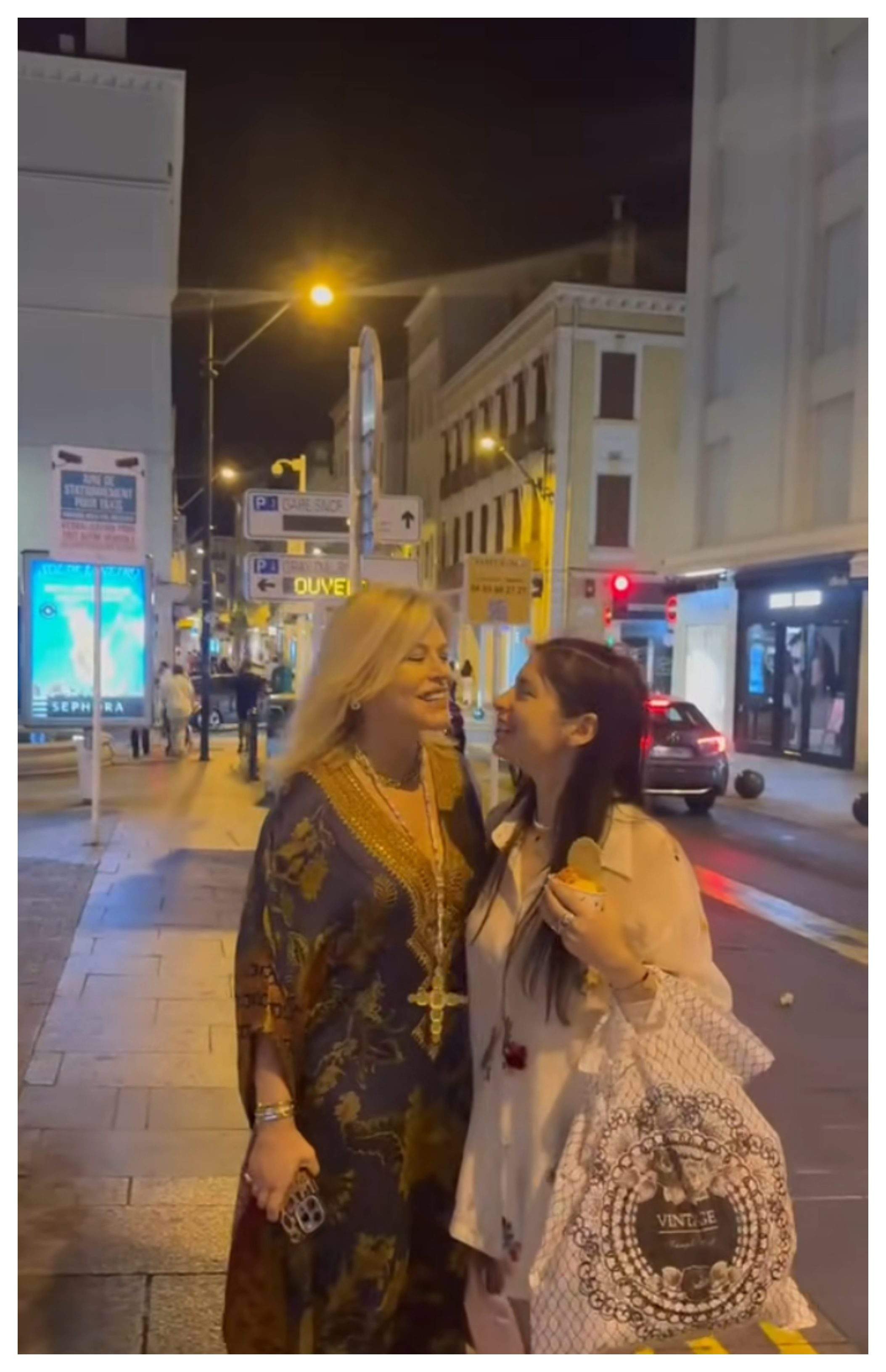 Loredana Groza, urare deosebită de ziua de naștere a fiicei sale, Elena. I-a cântat “La multi ani” pe străzile din Franța: „Te iubește mami”