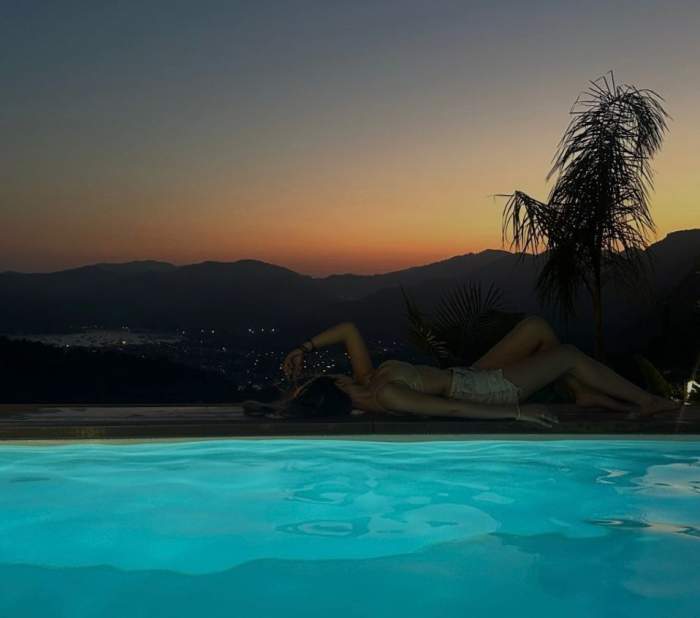 Nicolle Fotta, poza sexy pe marginea piscinei