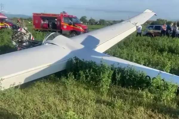 Un avion de mici dimensiuni s-a prăbuşit lângă Orăştie. La bord se aflau două persoane. Una dintre ele a decedat