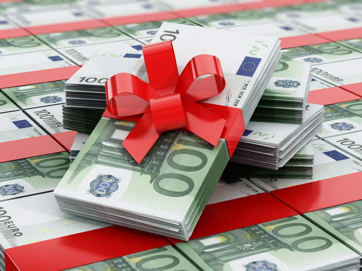 Bancnote de 100 de euro cu panglică roșie așezate pe o grămadă de bani. Ilustrație 3D