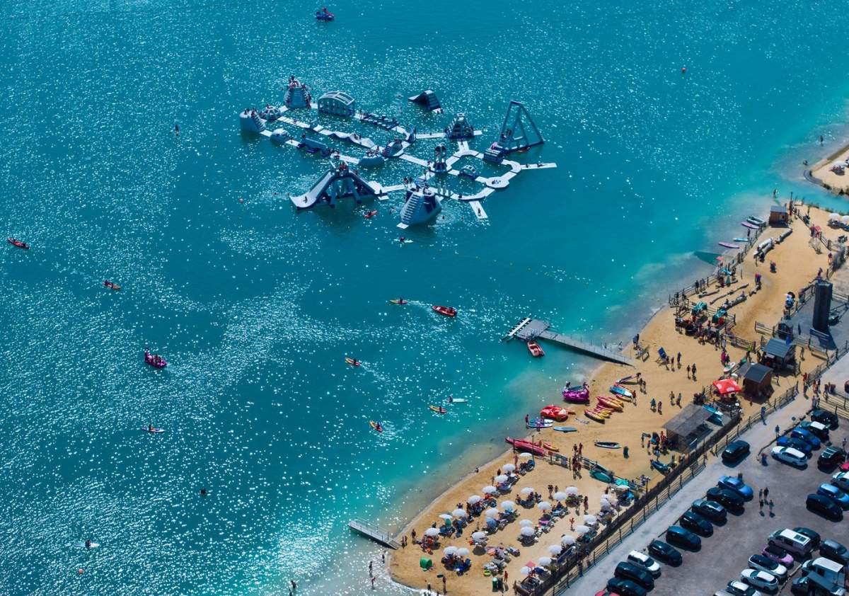 Lacul din Marea Britanie care are o apă atât de limpede încât pare că te afli în Maldive. De ce ar trebui să vizitezi această destinație