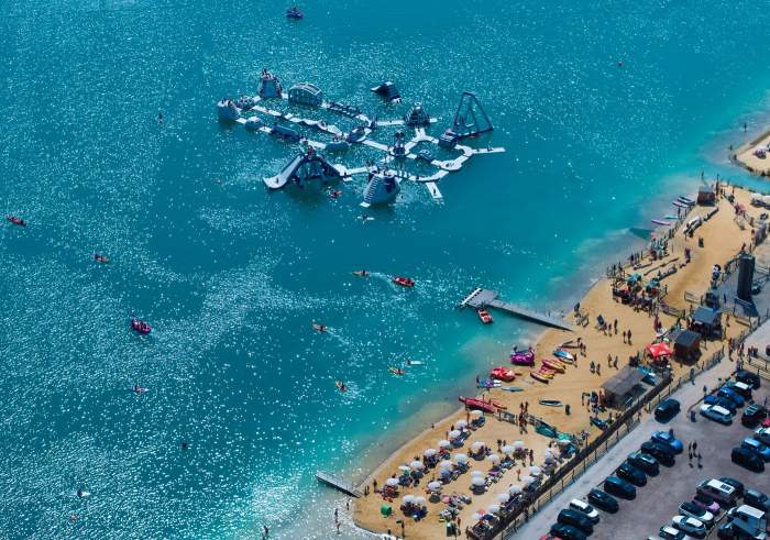 Lacul din Marea Britanie care are o apă atât de limpede încât pare că te afli în Maldive. De ce ar trebui să vizitezi această destinație