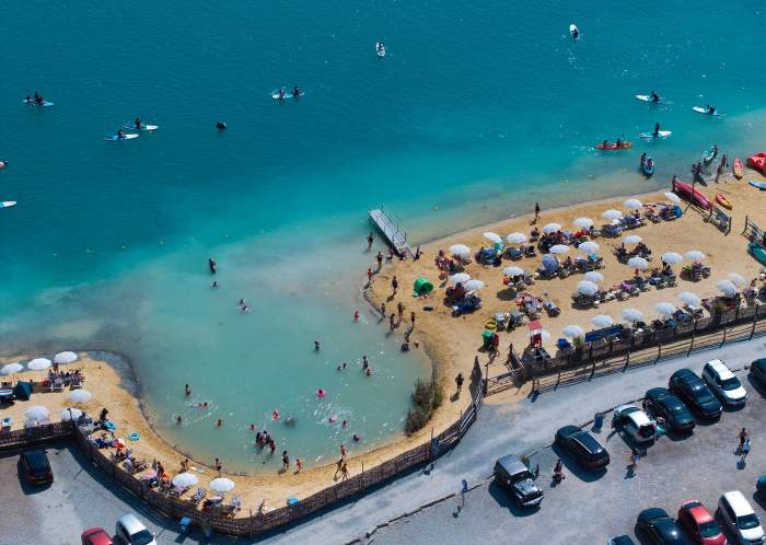Lacul din Marea Britanie care are o apă atât de limpede încât pare că te afli în Maldive. De ce ar trebui să vizitezi această destinație