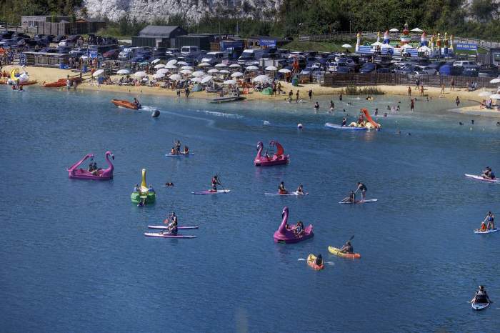 Lacul din Marea Britanie care are o apă atât de limpede încât pare că te afli în Maldive. De ce ar trebui să vizitezi această destinație