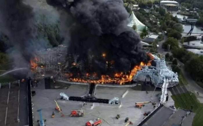 Incendiu de proporții la un mare festival unde participă sute de mii de oameni. Scena principală a fost mistuită de flăcări | FOTO