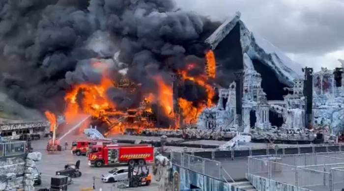 Incendiu de proporții la un mare festival unde participă sute de mii de oameni. Scena principală a fost mistuită de flăcări | FOTO