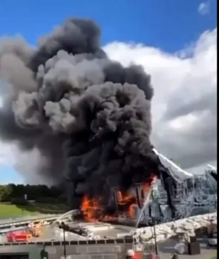 Incendiu de proporții la un mare festival unde participă sute de mii de oameni. Scena principală a fost mistuită de flăcări | FOTO