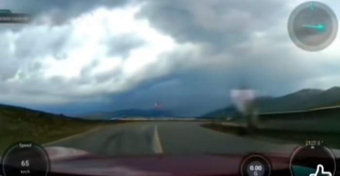 Un fulger a lovit pământul chiar în fața unei mașini, pe Transalpina. Momentul a fost surprins de camera de bord a vehiculului | VIDEO