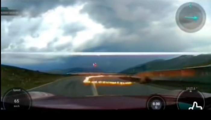 Un fulger a lovit pământul chiar în fața unei mașini, pe Transalpina. Momentul a fost surprins de camera de bord a vehiculului | VIDEO