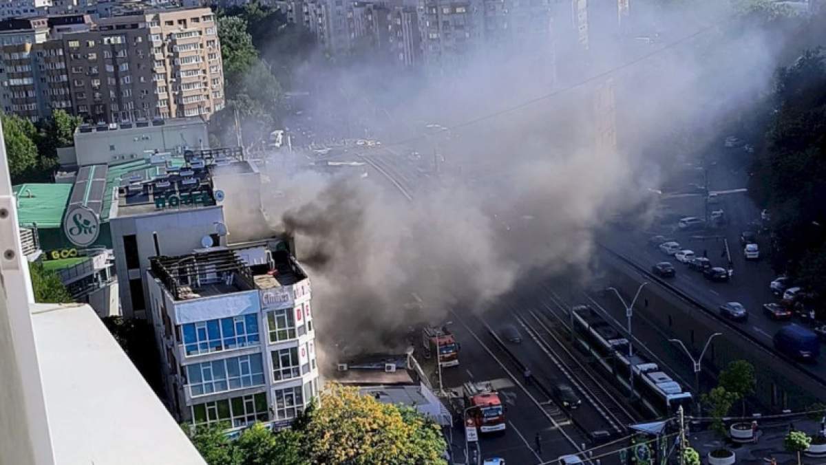 Flăcările au cuprins un comercial din Capitală și s-au extins la terasa unui hotel