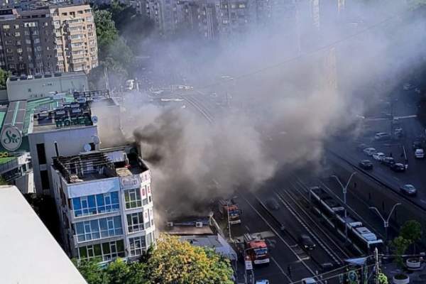 Incendiu puternic în București! Flăcările au cuprins un comercial din Capitală și s-au extins la terasa unui hotel