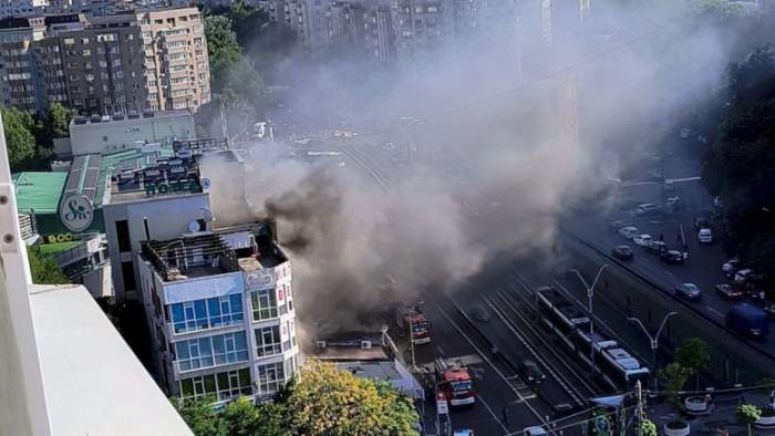 Flăcările au cuprins un comercial din Capitală și s-au extins la terasa unui hotel