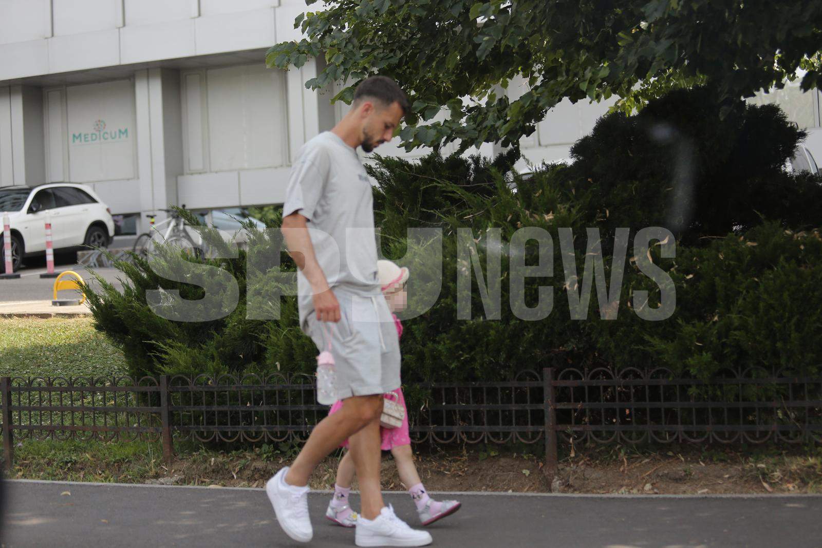 Jakub Hromada, imagini rare cu fetiţa şi soţia! Cum a fost surprins jucătorul de la Rapid | PAPARAZZI