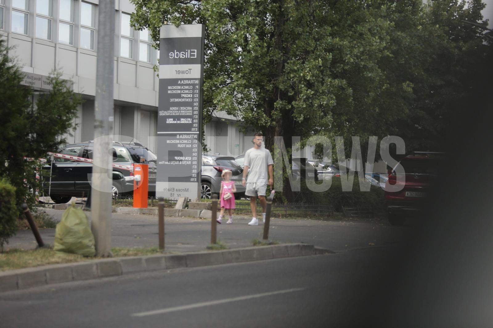 Jakub Hromada, imagini rare cu fetiţa şi soţia! Cum a fost surprins jucătorul de la Rapid | PAPARAZZI
