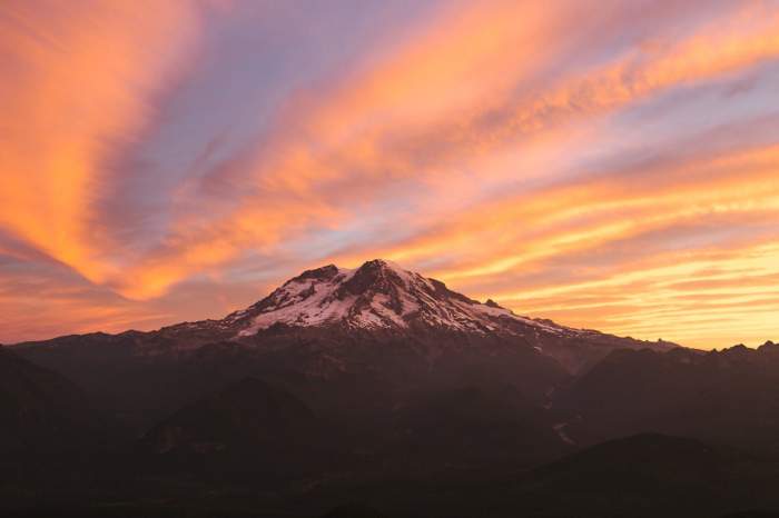 Risc de erupție a vulcanului de pe Muntele Rainier. Doar în ultima lună au avut loc sute de cutremure