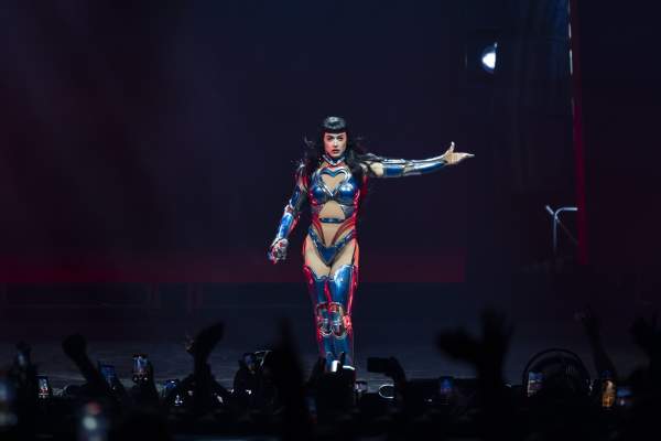 Panică în timpul unui concert susținut de KatyPerry! Cântăreața era să cadă de la înălțime, în mulțime, după ce recuzita s-a defectat în timpul show-ului