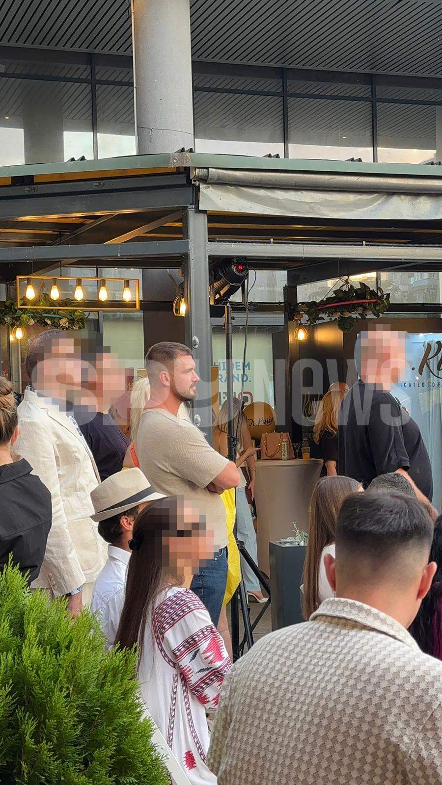 Singur și îngândurat! Ce a făcut Bogdan Vlădău, mai bine de două ore, la un eveniment cu ștaif | VIDEO