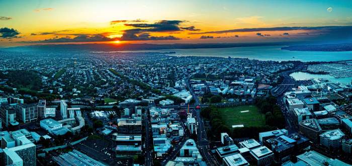 Vedere aeriană din Auckland, Noua Zeelandă, care prezintă peisajul urban vibrant, portul și emblematicul Sky Tower