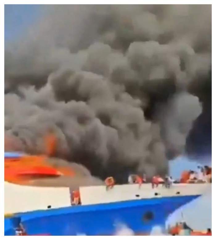 Vacanță de groază pe mare! Un feribot cu 280 de persoane la bord a luat foc