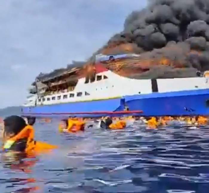 Vacanță de groază pe mare! Un feribot cu 280 de persoane la bord a luat foc
