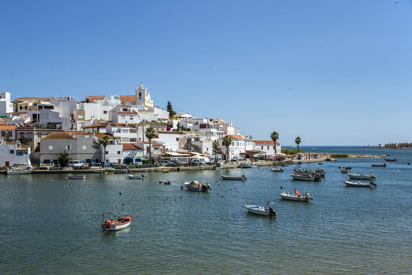Bărci în golful din centrul istoric al orașului Ferragudo, Algarve, Portugalia