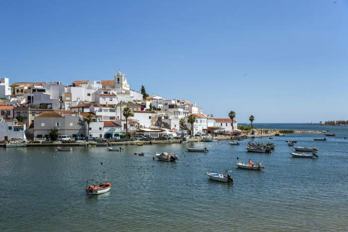 Bărci în golful din centrul istoric al orașului Ferragudo, Algarve, Portugalia