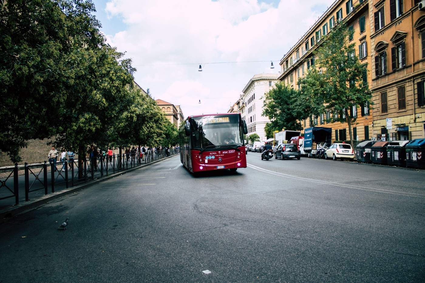 Roma Italia 18 octombrie 2019 Vedere a unui autobuz public care circulă seara pe străzile Romei