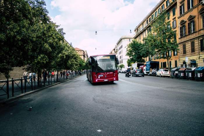 Roma Italia 18 octombrie 2019 Vedere a unui autobuz public care circulă seara pe străzile Romei