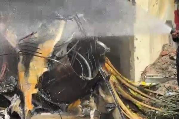 O nouă tragedie aviatică! Un avion s-a prăbușit peste un colegiu. 19 persoane și-au pierdut viața