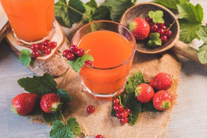 Băuturi de vară. Trei rețete pentru limonade aromate cu fructe
