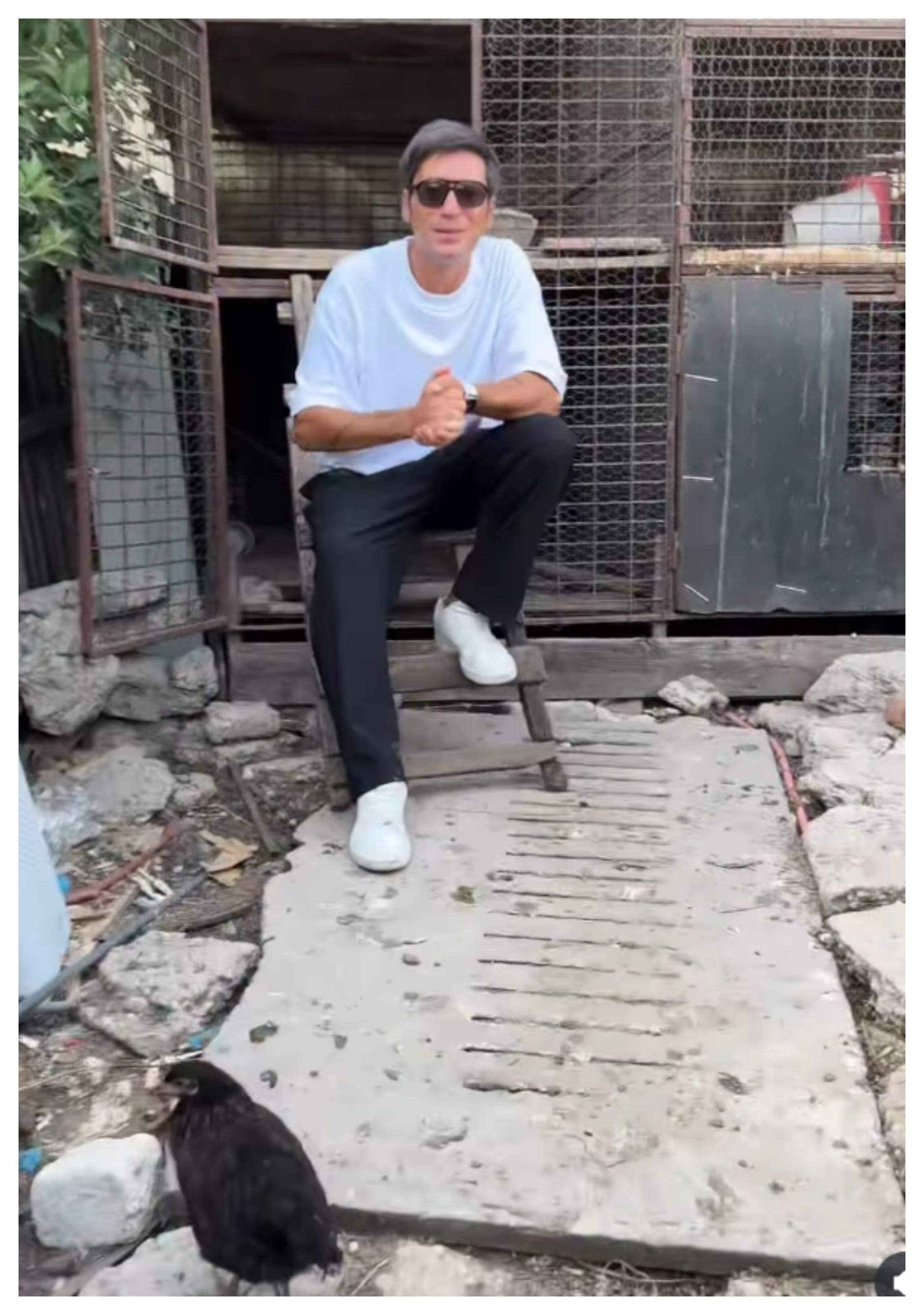 Radu Vâlcan se uită la „Insula Iubirii” înconjurat de puicuțe! Cum îl găsește prima ediție a show-ului pe îndrăgitul prezentator | FOTO