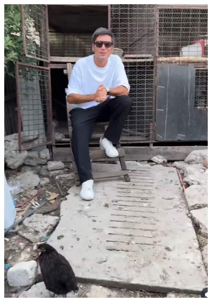 Radu Vâlcan se uită la „Insula Iubirii” înconjurat de puicuțe! Cum îl găsește prima ediție a show-ului pe îndrăgitul prezentator | FOTO