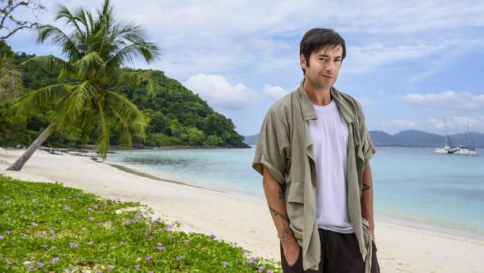 Radu Vâlcan se uită la „Insula Iubirii” înconjurat de puicuțe! Cum îl găsește prima ediție a show-ului pe îndrăgitul prezentator | FOTO