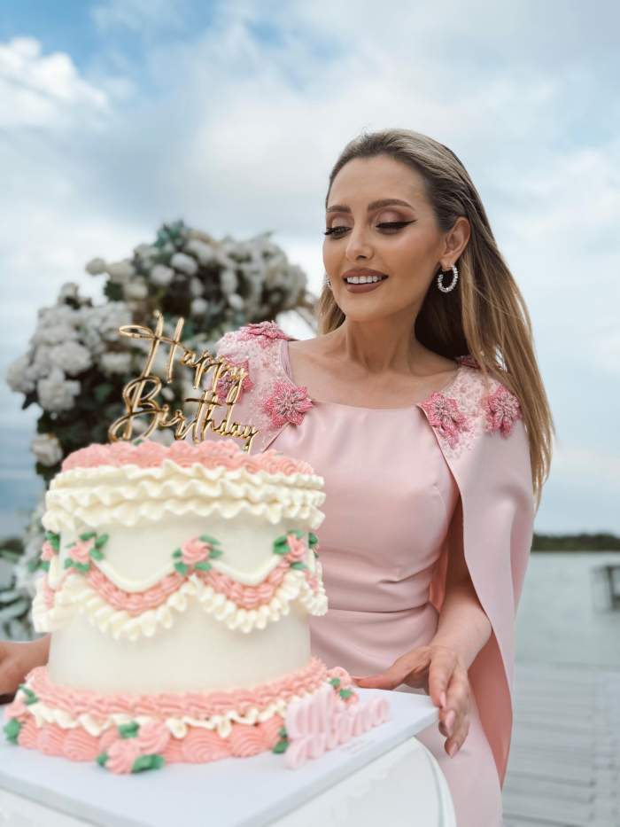 alina sorescu poza cu tort