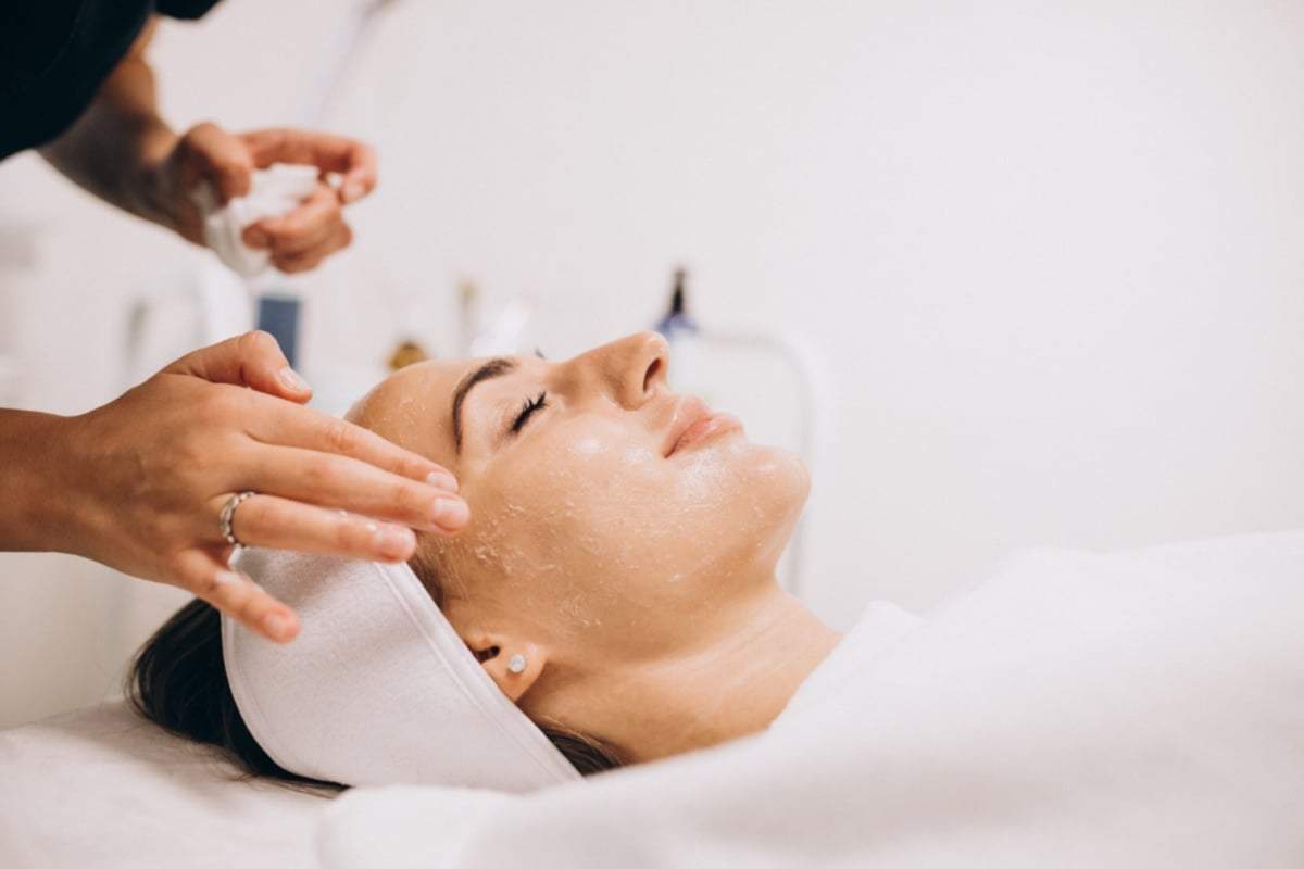(P) Tratamentul facial profesional: un must have dacă vrei un ten sănătos și strălucitor