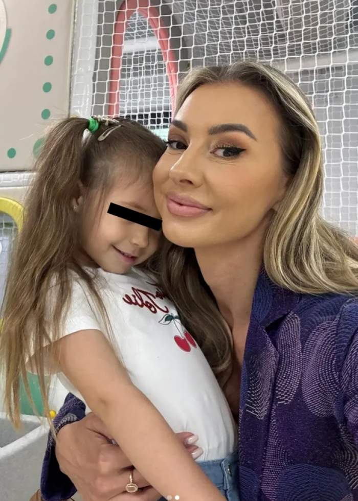 claudia neghina si fetita ei imbratisate