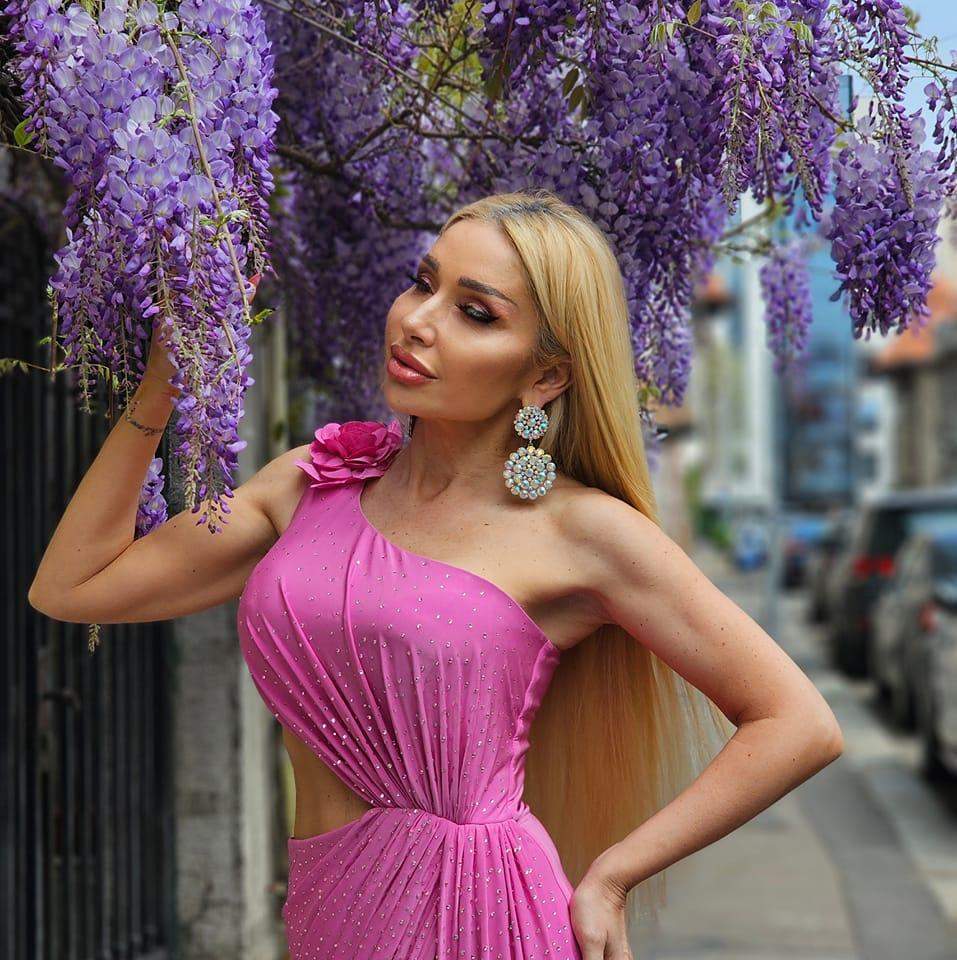 Sonia Trifan poartă o rochei eleganta