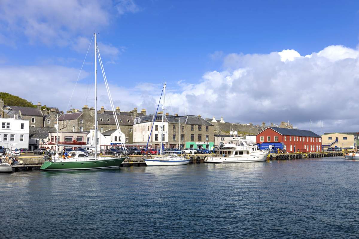 Lerwick, un oraș de coastă din Shetland, Scoția, Insulele Britanice din Anglia, cu case medievale pitorești.